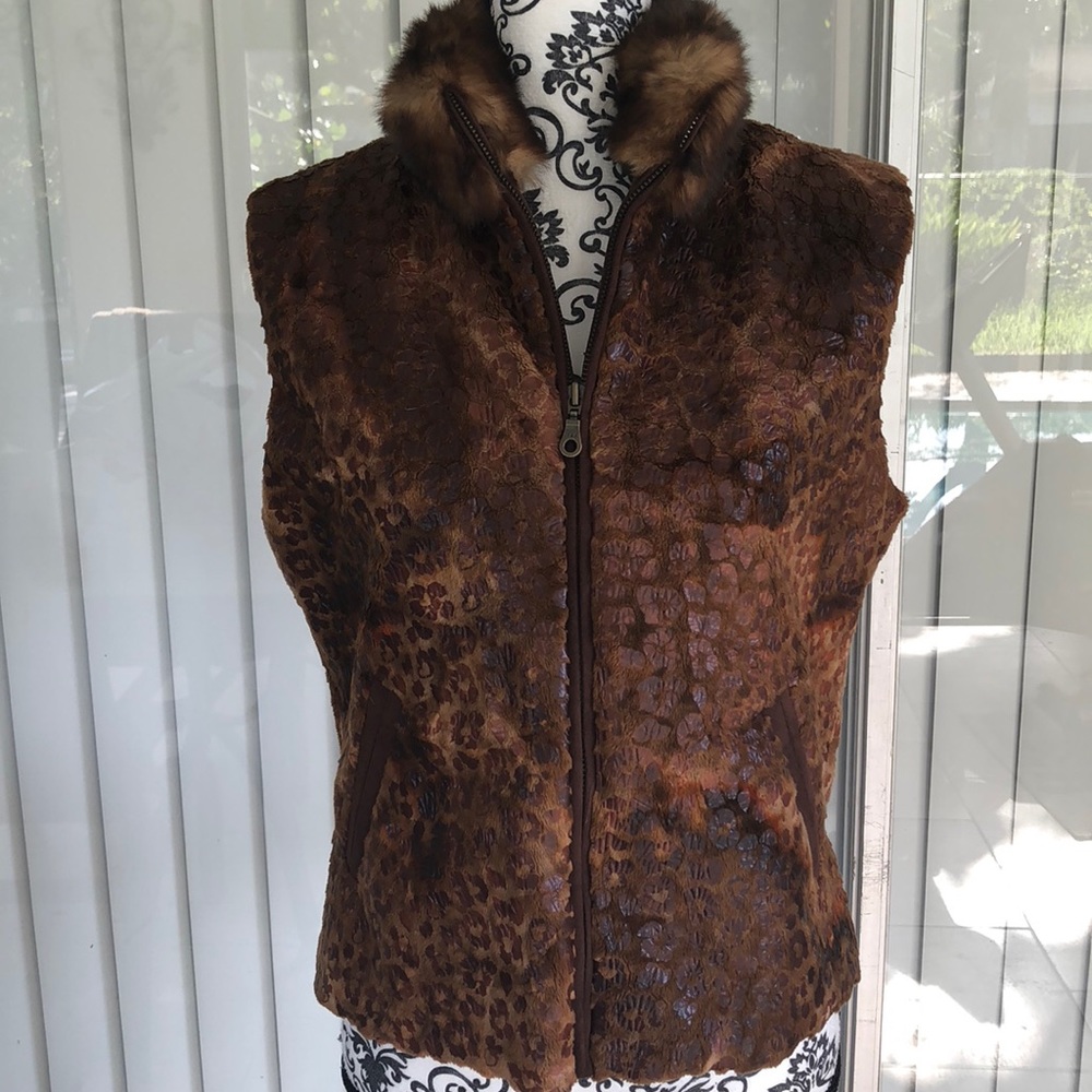 Fur vest in animal print design, this is gorgeous!